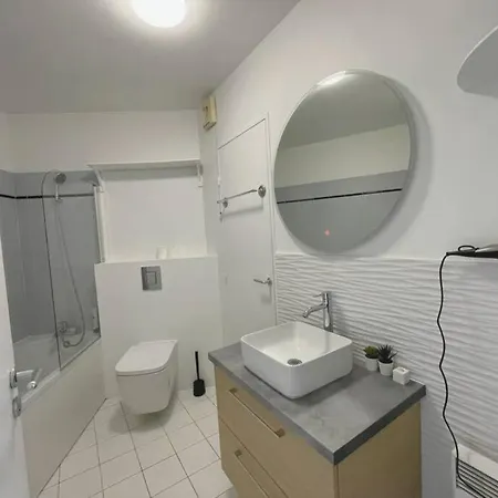 Acces Direct Aux Champs-elysees -metro 13 * Аньер-сюр-Сен